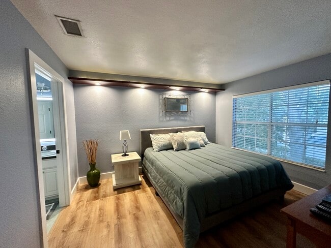 Building Photo - 13703 Richmond Park Dr N