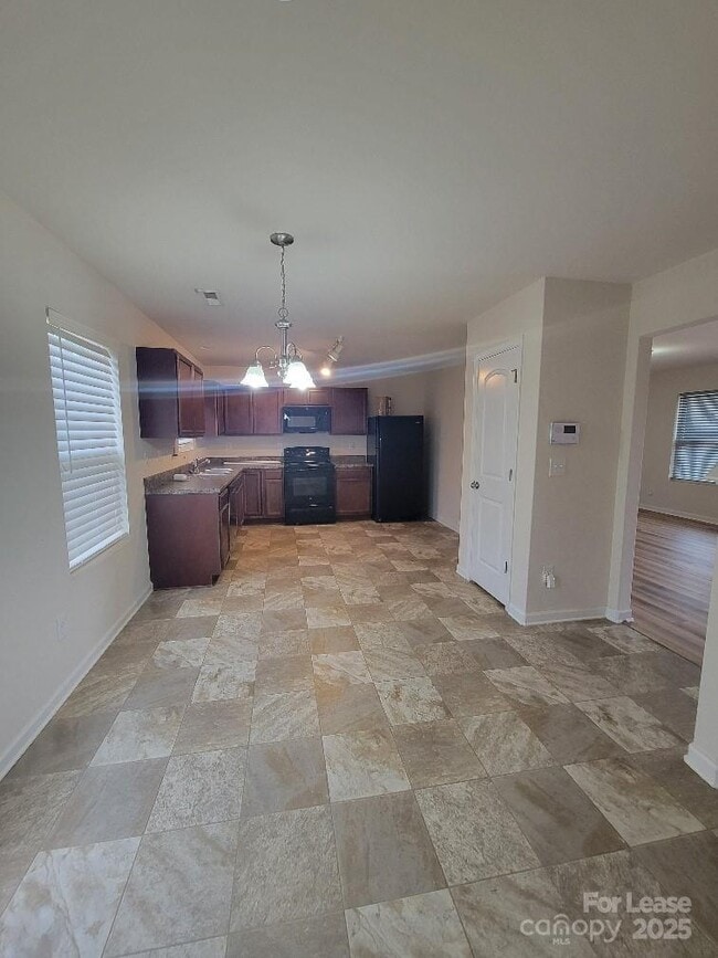 Building Photo - 5823 Hewitt Dr