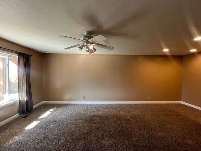 Building Photo - Wonderful 2 bed, 2 bath in Fremont plus BO...