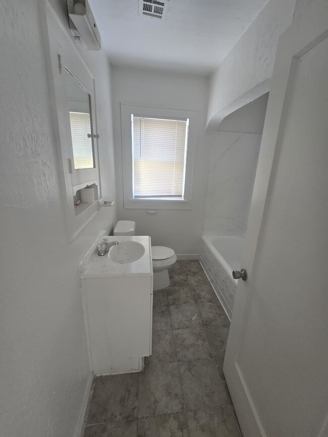 Building Photo - 2200 N Kelham Ave