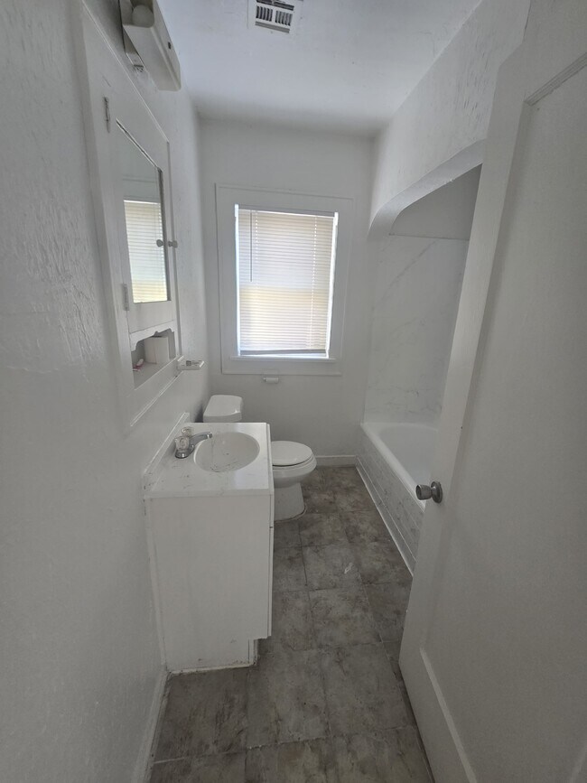 Foto del edificio - 2200 N Kelham Ave