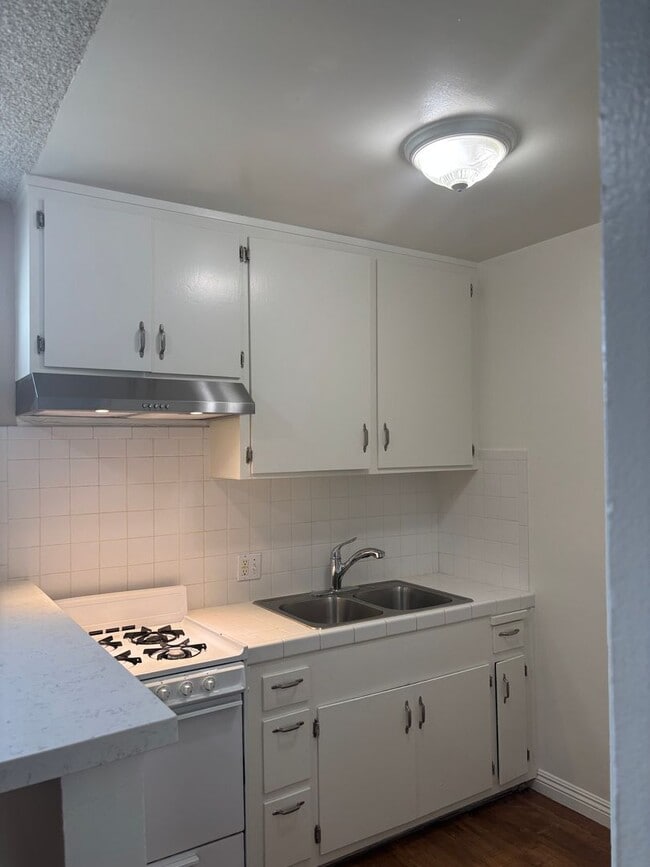 Foto del edificio - 3104 Montrose Ave