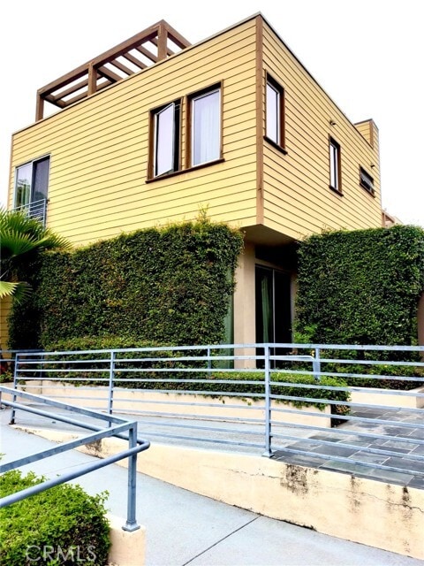 Building Photo - 41 N Oak Ave
