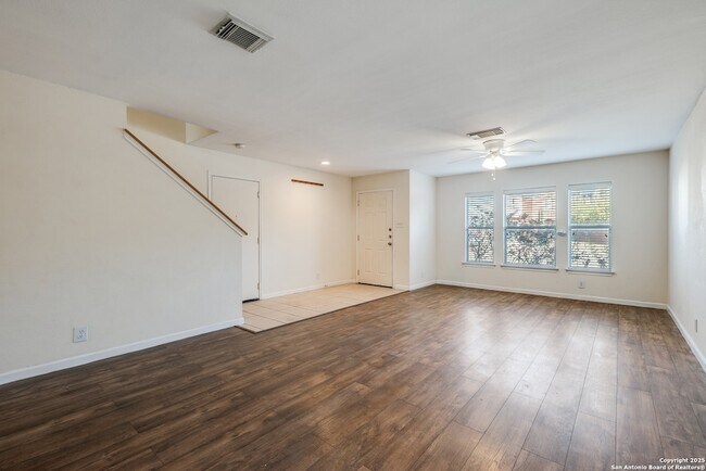 Foto del edificio - 8811 Breezefield