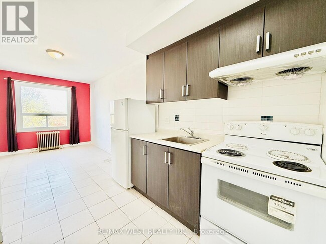 Photo du bâtiment - 4L-672-676 SHEPPARD Ave