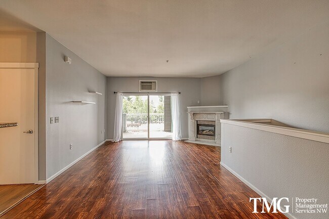 Foto del edificio - Pet Friendly 2 Bed 2 Bath 1/2 OFF THE FIRS...