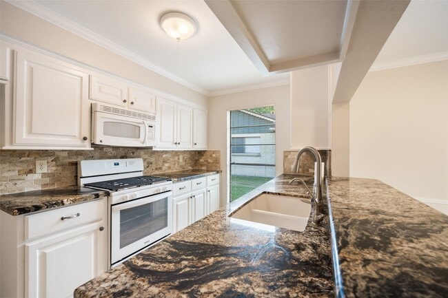 Foto del edificio - 2707 Foliage Green Dr