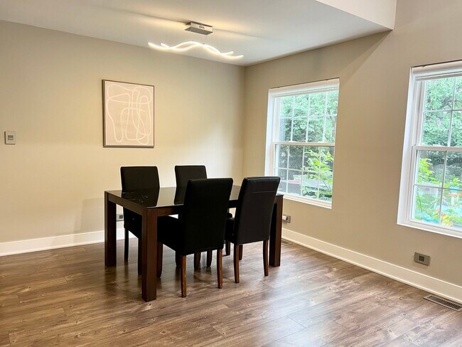 Foto del edificio - 1211 Oak Ridge Dr