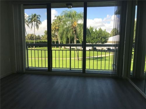 Foto del edificio - 2741 Village Blvd
