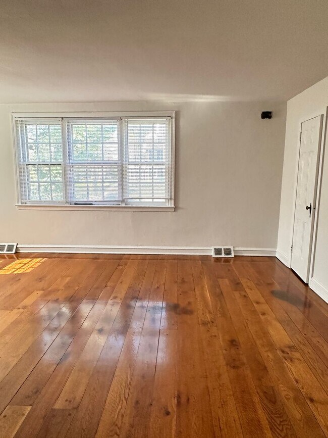 Foto del edificio - 2819 W Queen Ln