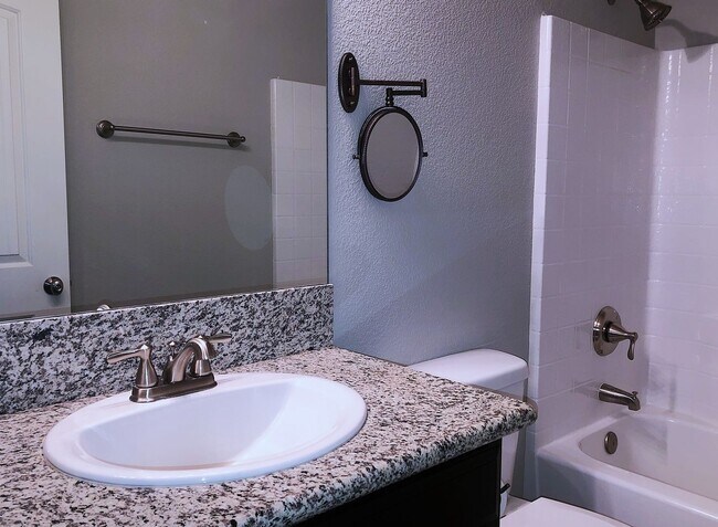 Foto del edificio - Bright & Efficient Solar Home with Spacious Open Layout