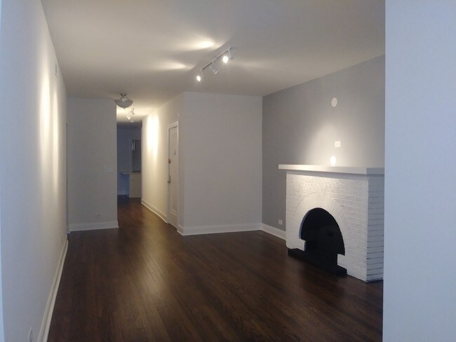 Foto del edificio - Huge Logan Blvd 2 Bed/In Unit Laundry/HVAC