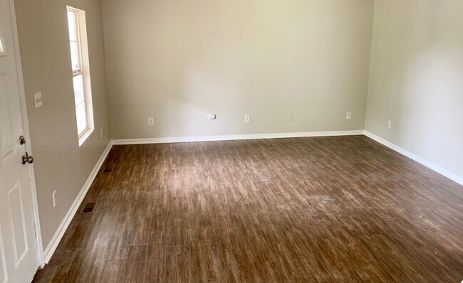 Building Photo - 3 bedroom 2 bath