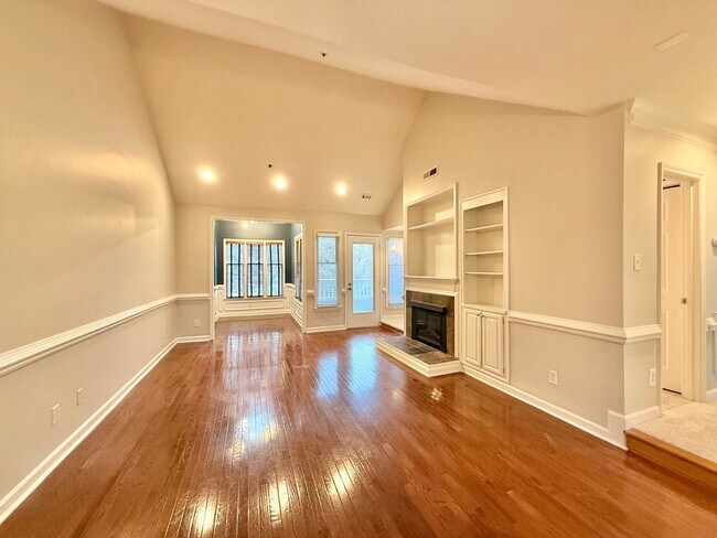 Foto del edificio - Excellent 2BD, 2BA Downtown Raleigh Condo in Gated Community with Bonus Office and Private Deck