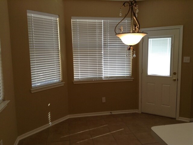 Building Photo - 2515 Blue Rose Dr