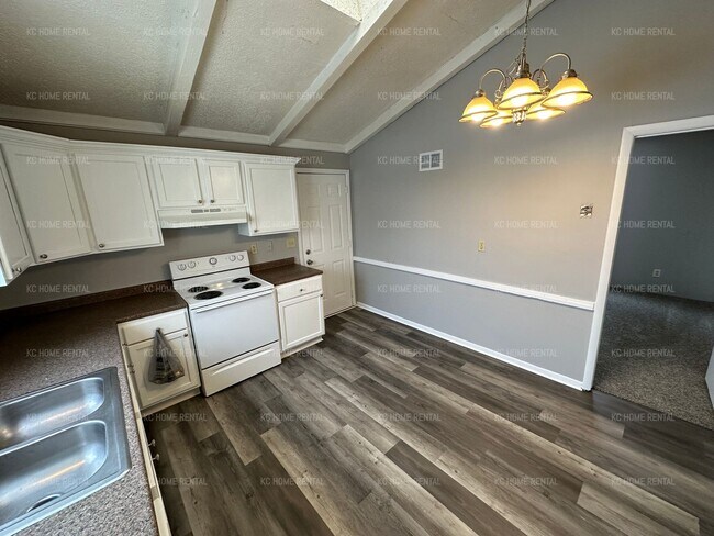 Building Photo - Beautiful 3 bedroom duplex for rent in KCMO!