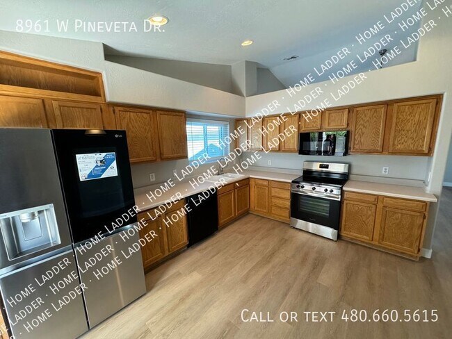 Foto del edificio - 8961 W Pineveta Dr - Fresh Remodel - Great...