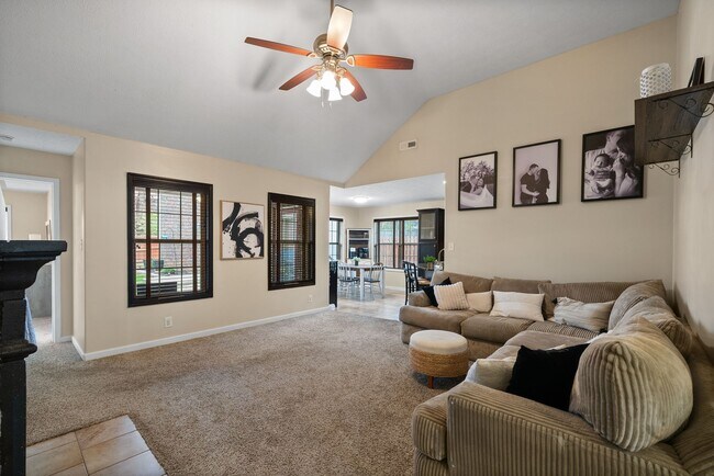 Building Photo - 1028 Hendricks Ct