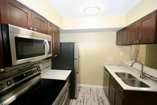 Building Photo - 17331 Red Oak Dr