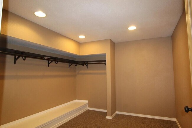 Foto del edificio - Charming 3-Bed 2-bath on Northside with Ba...