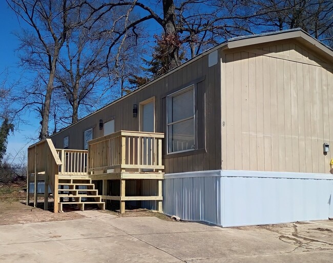 Building Photo - 9 Deerwood Park
