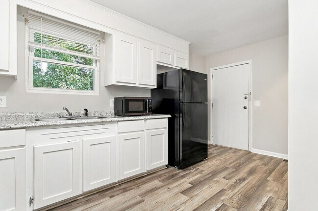 Building Photo - 400 Richcreek Rd