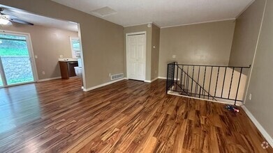 Building Photo - 8627-8635 Woodlawn Dr