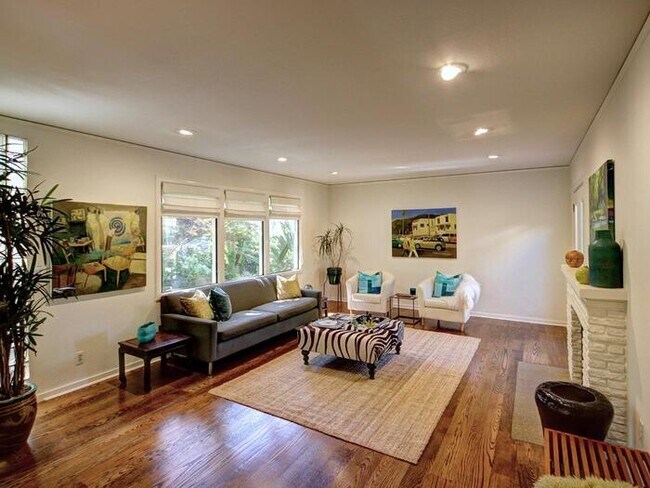 Building Photo - Beautiful Land Park home!