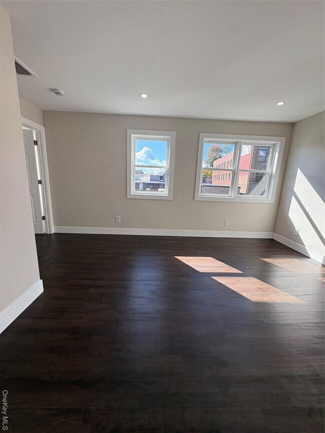 Building Photo - 579 Main St