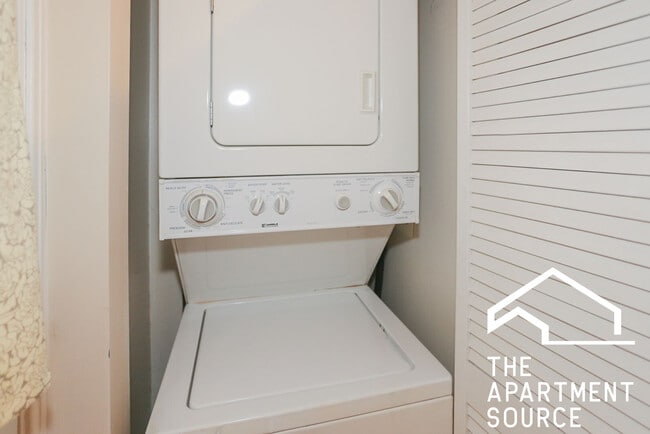 Building Photo - 630 W Roscoe St