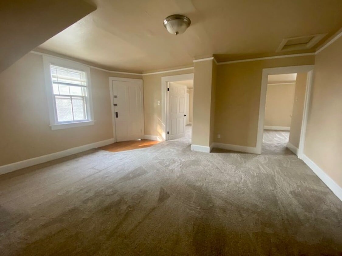 1330 Crooks St Unit 2 (upper), Green Bay, WI 54301 Room for Rent in