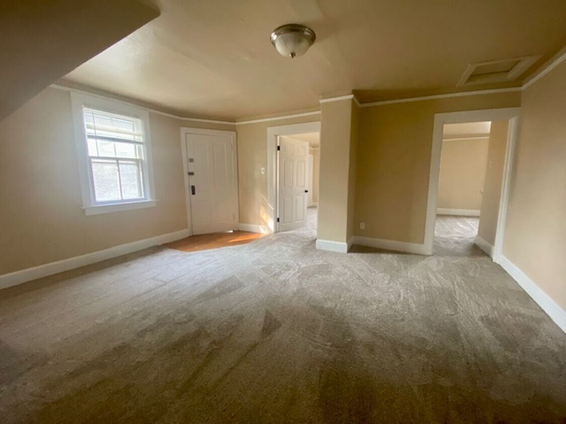 1330 Crooks St Unit 2 (upper), Green Bay, WI 54301 Room for Rent in