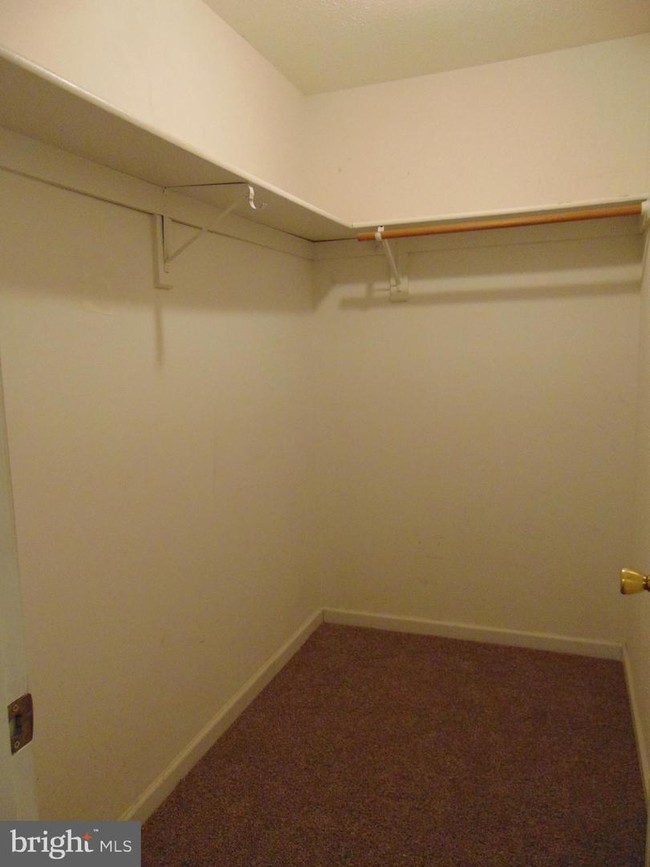 Building Photo - 121 Spring Dale Dr