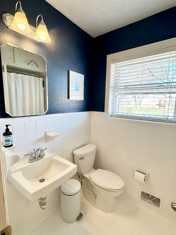 Building Photo - 880 Estelle Ln