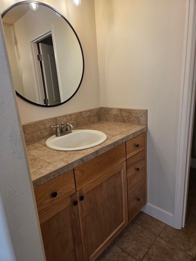 Foto del edificio - 2 story townhome close to trails!