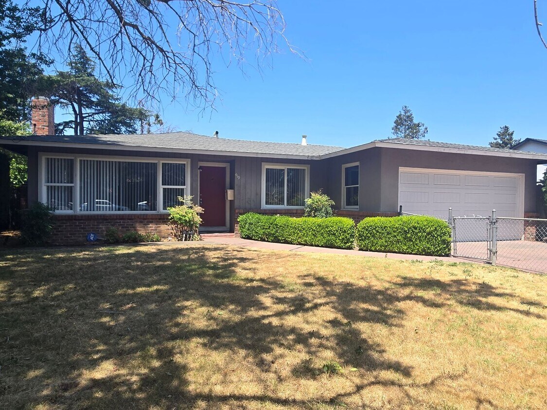 Primary Photo - Cute Single Family Home with Large Bonus R...