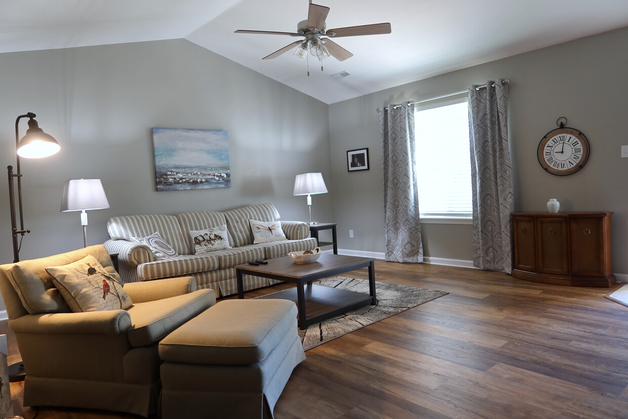 Primary Photo - 1821 Oak Knoll Dr