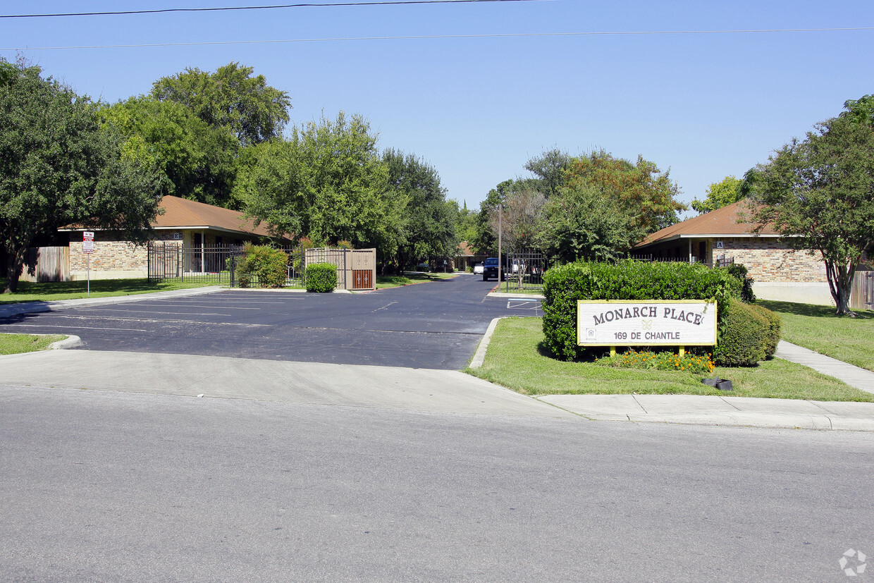 Foto del edificio - Monarch Place Apartments