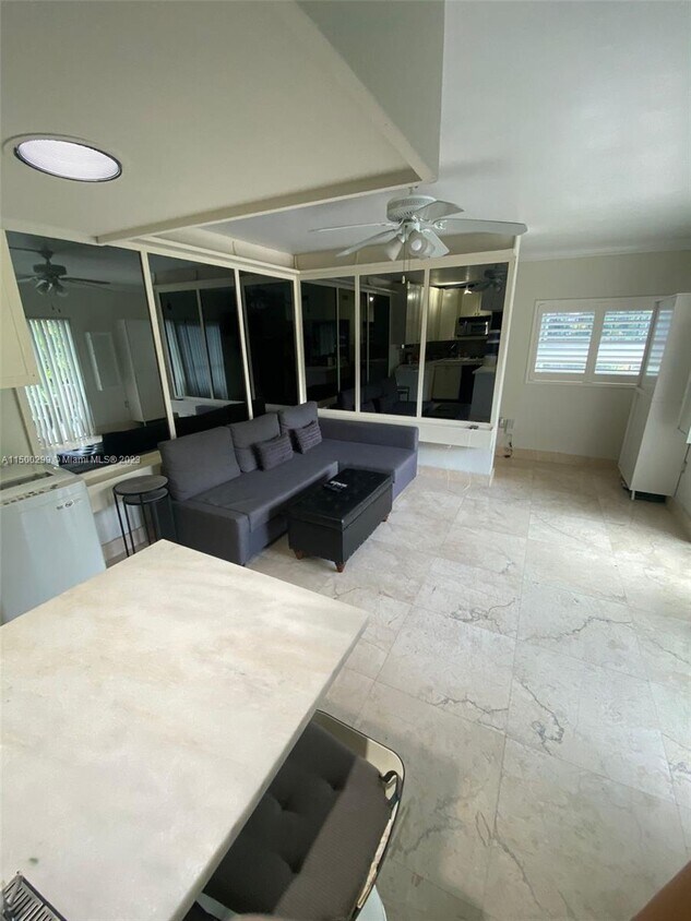 Primary Photo - 2539 S Bayshore Dr