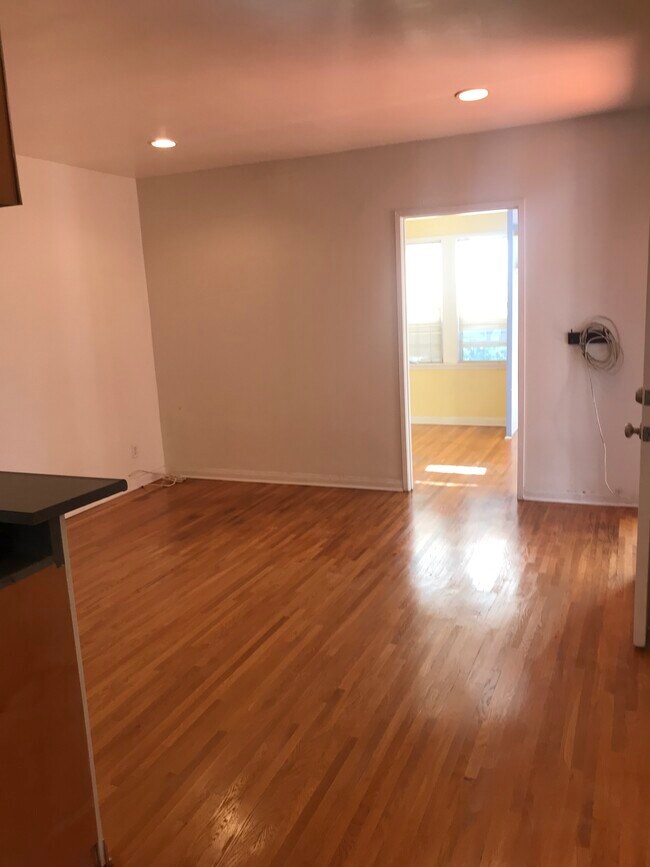 Vista del salón hacia el dormitorio de invitados. - 5362 Monroe St