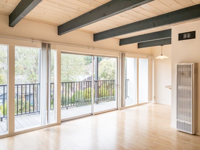 Building Photo - Tranquil Top Floor 1BR/1BA Unit! Large Private Balcony! Tam Valley! Parking! Laundry! Storage! PR...