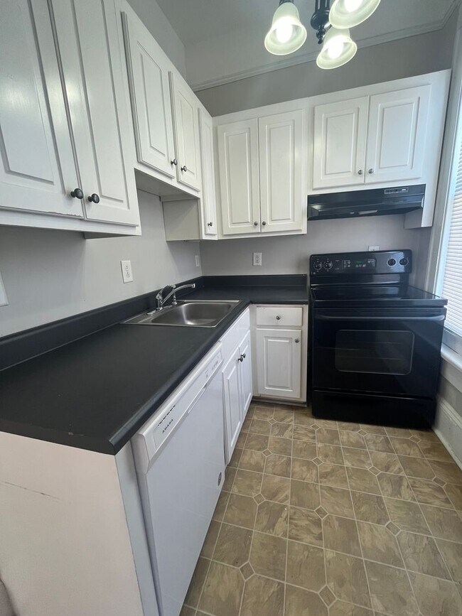 946 Magnolia St Unit Apartment 8, Macon, GA 31201 Room for Rent in