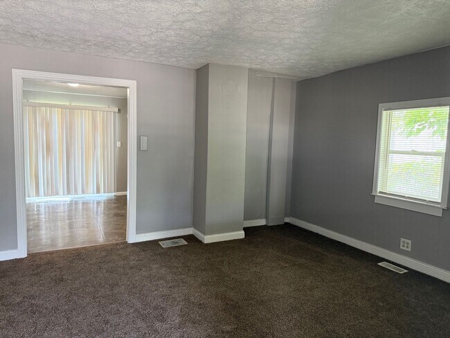 Foto del edificio - Spacious 3BR/1BA home with great floor plan, detached garage, enclosed porch and main level bedroom