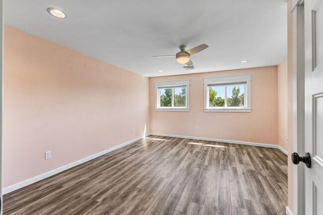 Foto del edificio - 2210 Hazel Ave NE