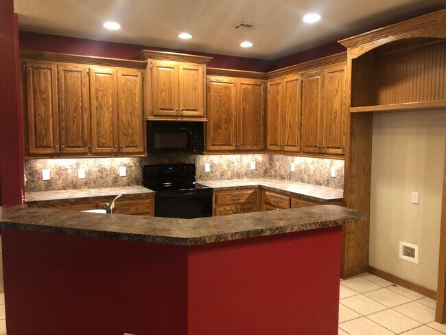 Building Photo - 2 bed 2 bath duplex for rent in Moore near...