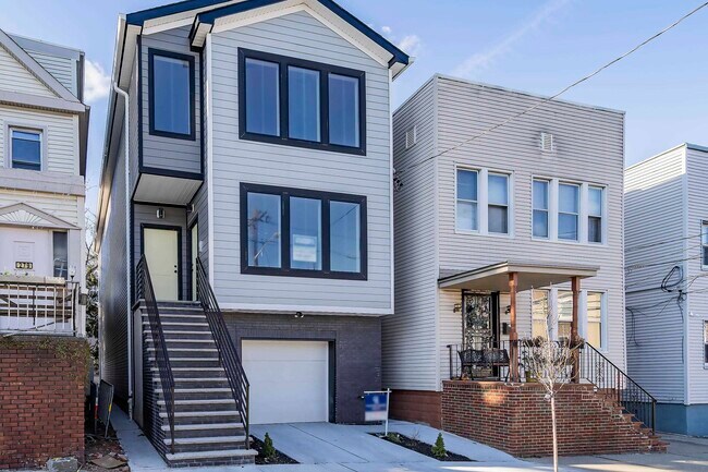 Building Photo - 281 Pearsall Ave