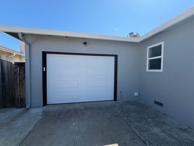 Foto del edificio - Welcome to this stunning 3 bedroom 1 bathroom home located in Fremont