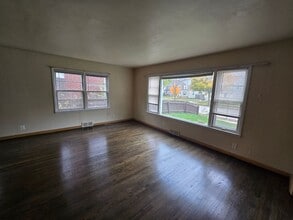 Building Photo - 4338 N Sheffield Ave