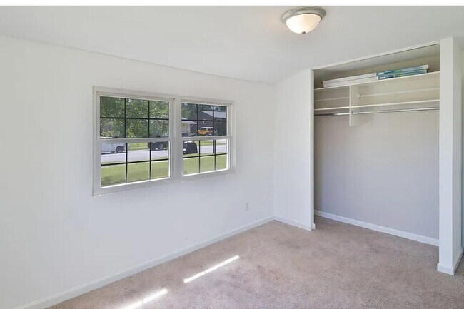 Foto del edificio - 2715 Farnsworth Dr