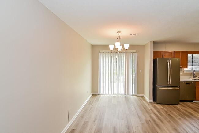 Foto del edificio - 306 River Chase Dr